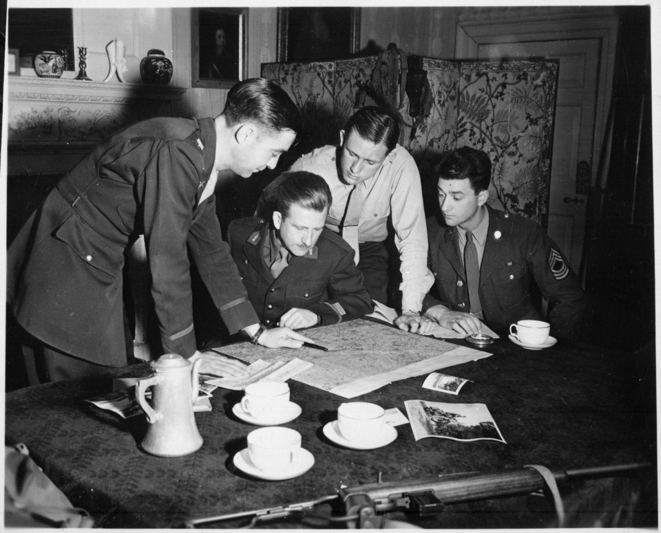 Jedburghs get instructions from Briefing Officer in London flat. England, circa 1944. - NARA - 540064