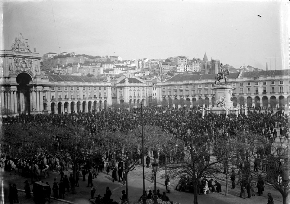 JBN001446 - Praça do Comércio durante a organização do cortejo que foi saudar o Chefe de Estado