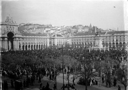 JBN001446 - Praça do Comércio durante a organização do cortejo que foi saudar o Chefe de Estado