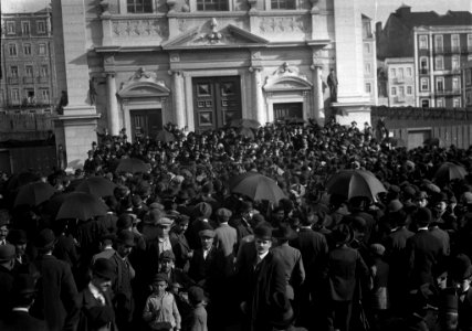 JBN001458 - Eleições em Lisboa, o povo aguarda a abertura das urnas na Igreja dos Anjos