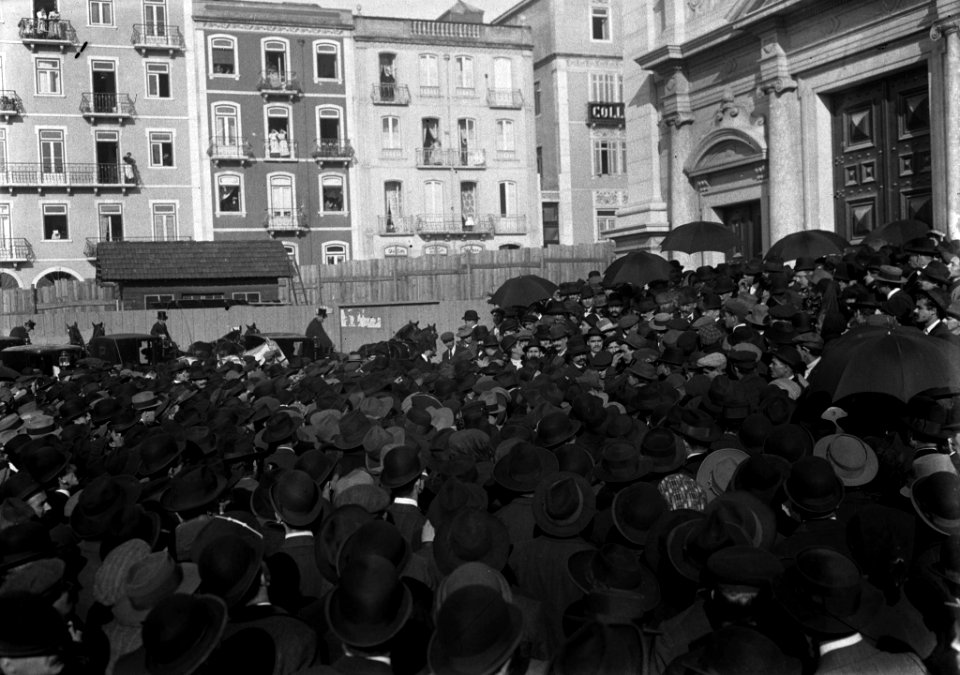 JBN001462 - Eleições em Lisboa, aguardando a abertura da igreja dos Anjos