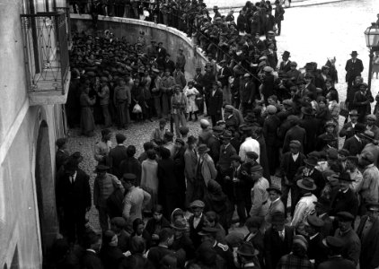 JBN001466 - Morte de Miguel Bombarda, populares à porta do Instituto de Medicina Legal