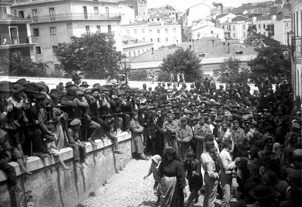 JBN001470 - Morte de Miguel Bombarda, populares à porta do Instituto de Medicina Legal