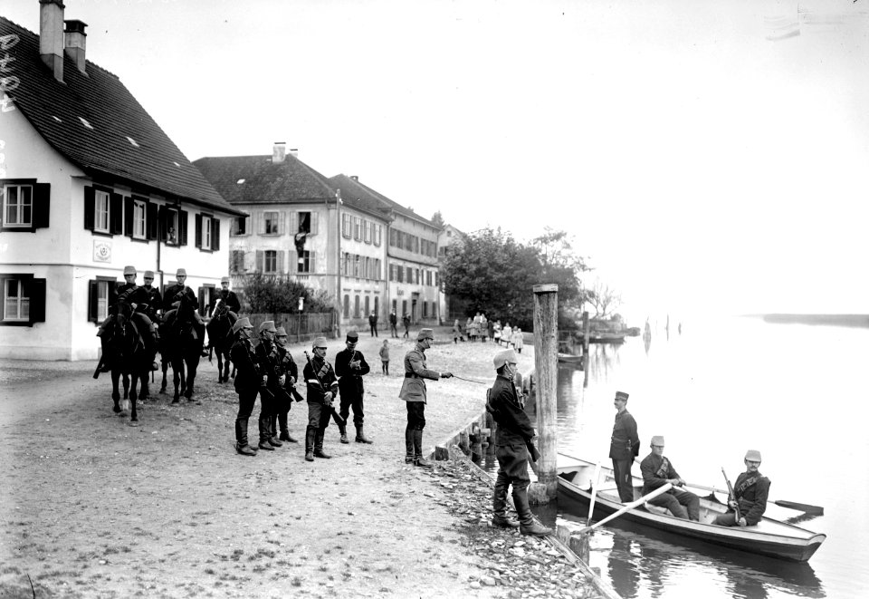 Je eine Grenzwachtpatrouille zu Wasser, zu Land und zu Pferd - CH-BAR - 3240964