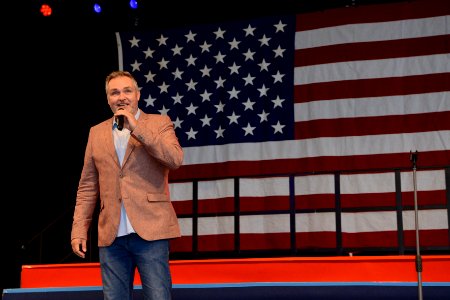 Jerry Marwig sang a swing version of the German National Anthem, 4th of July 2019