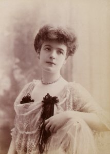 Jeanne Lion, par Jean Reutlinger, btv1b85969082-p015 (cropped)