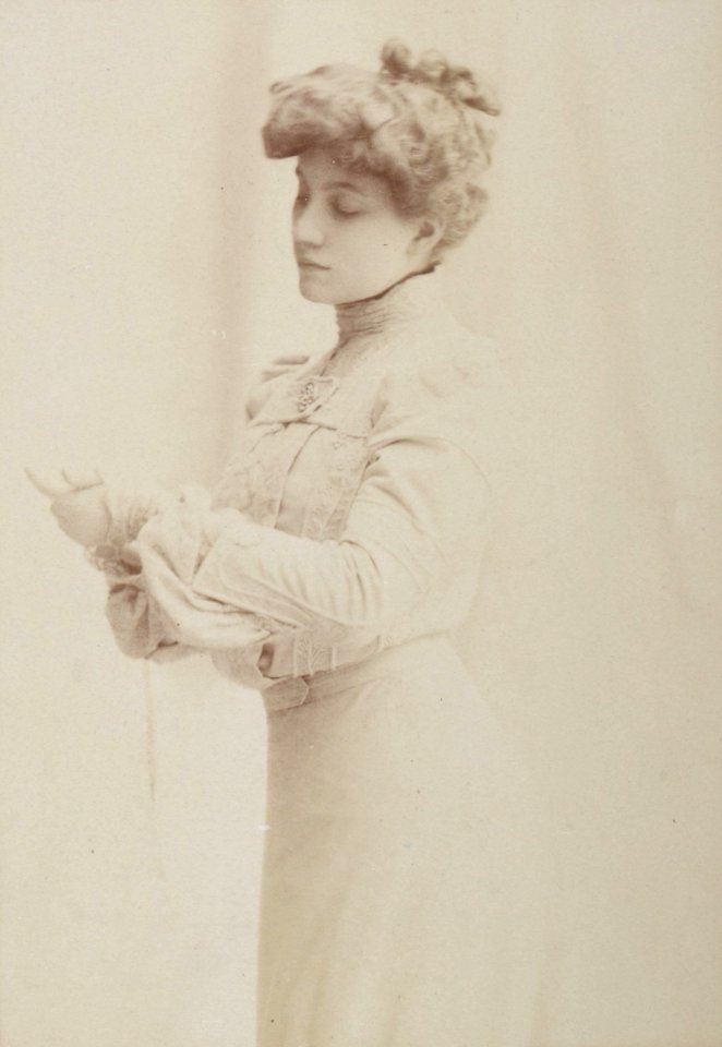 Jeanne Rolly, par Jean Reutlinger, btv1b8596925k-p038, 3 (cropped)