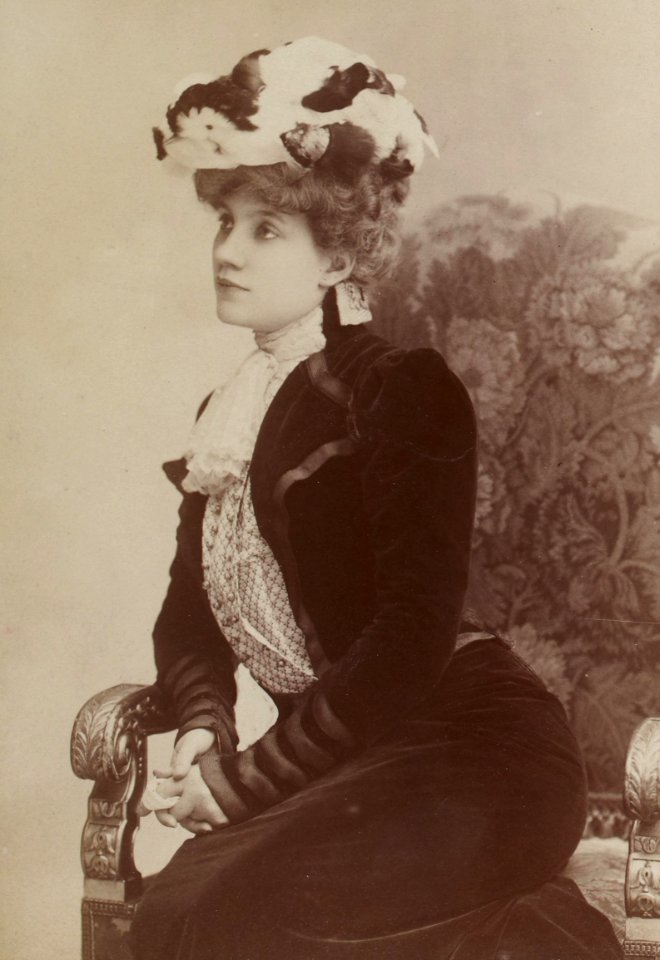 Jeanne Rolly, par Jean Reutlinger, btv1b8596925k-p038, 1 (cropped)