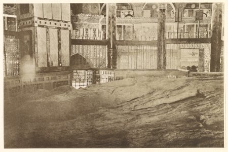 Jerusalem Inneres der Ķubbet eș Șachra (sog. Omar-Moschee) mit dem heiligen Felsen (17 1-2 - 13 1-2 m.). 1910. LCCN2014648716