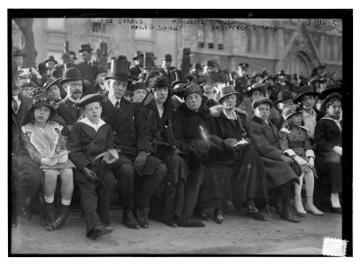 Jesse Straus, Mrs. Jesse Straus, Mrs. Percy Straus, Mrs. E.H. Schifley, 4-16-15 LCCN2014698800