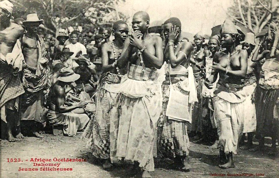 Jeunes féticheuses (Dahomey) (1)