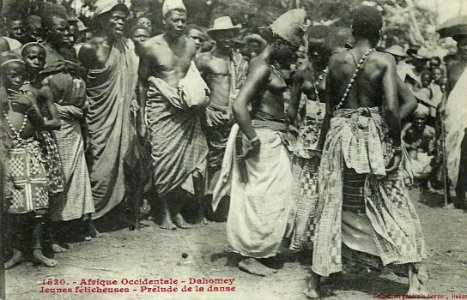 Jeunes féticheuses-Prélude de la danse (Dahomey)
