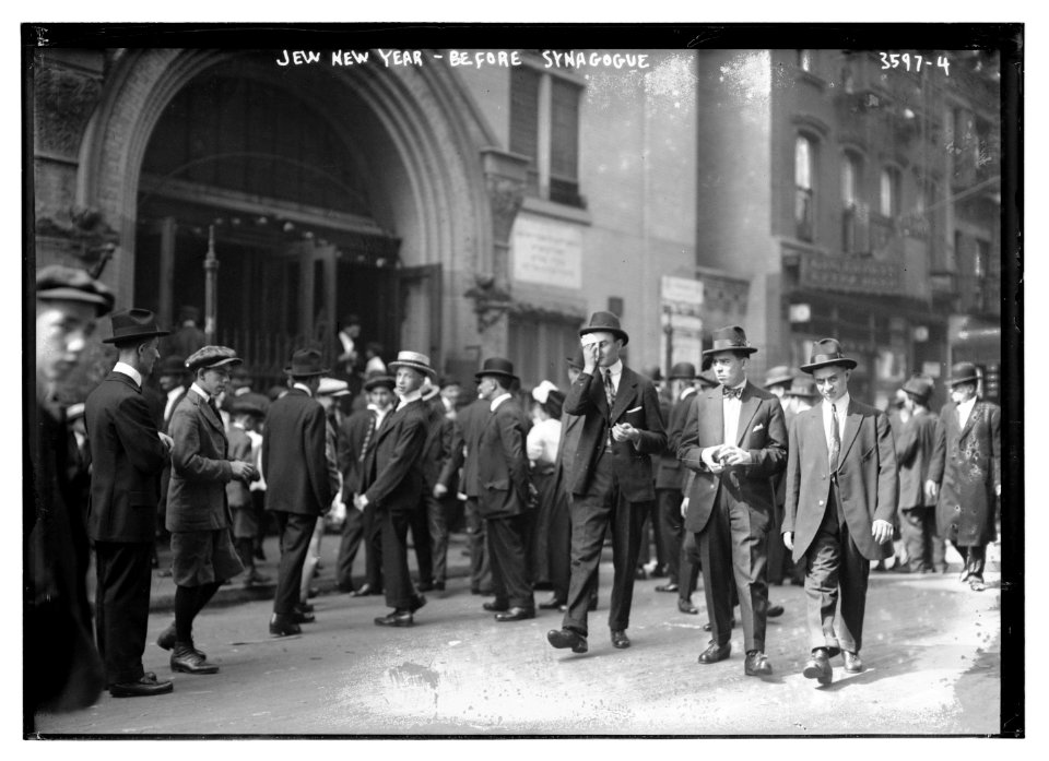 Jew(ish) New Year - before synagogue LCCN2014699823