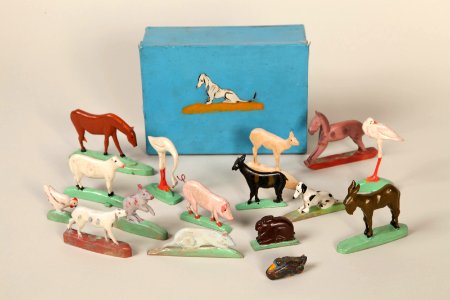 Jeu de figurines sculptées