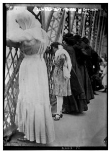 Jew(ish) New Year - praying on Brooklyn Bridge (i.e. Williamsburg Bridge) LCCN2014689678