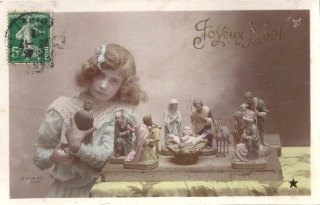 Jeune fille avec santons