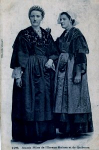 Jeunes filles de l'île-aux-Moines et de Quiberon en costume traditionnel