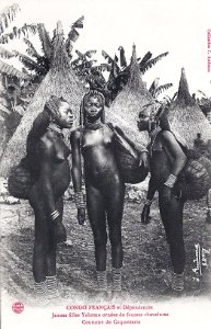 Jeunes filles Yakoma ornées de fausses chevelures