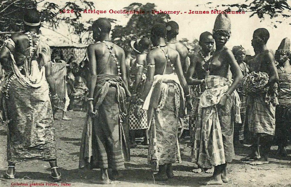 Jeunes féticheuses (Dahomey) (3)