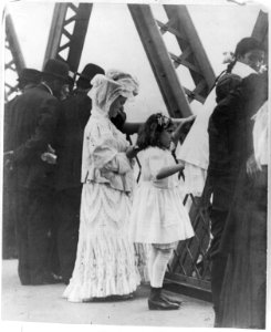 Jews - New York City - praying on Brooklyn Bridge (i.e., Williamsburg Bridge), New Years Day LCCN2003665497