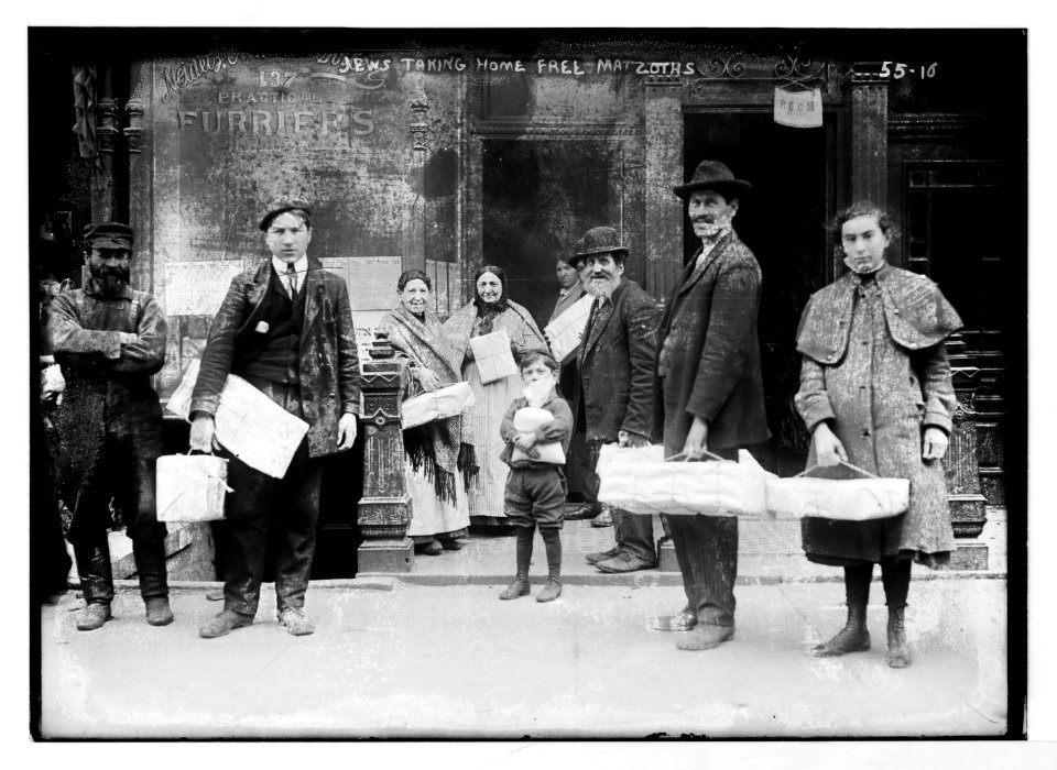 Jews taking home free matzoths (i.e., matzot) LCCN2014680270
