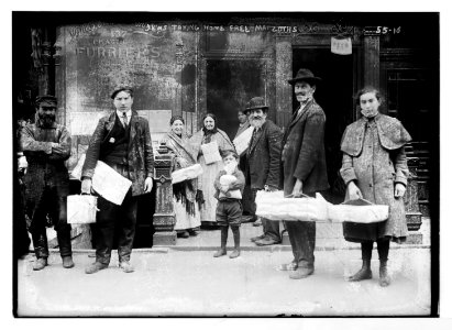 Jews taking home free matzoths (i.e., matzot) LCCN2014680270