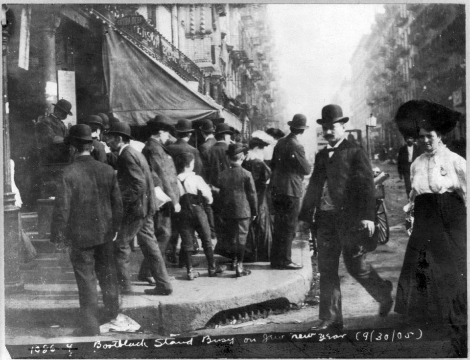 Jewish life - Bootblack stand, busy on Jewish New Year, Sept. 1905 LCCN2003665495