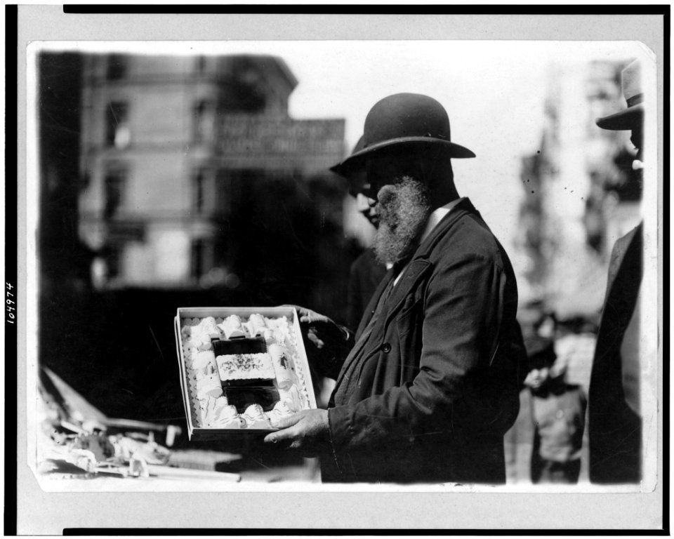 Jewish life-selling New Year's cards, East Side, New York City LCCN91482963