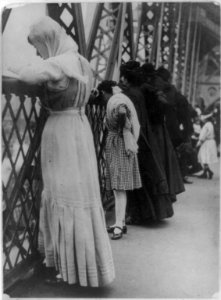 Jews praying on Williamsburg Bridge, New York City, on New Year's Day LCCN90709368