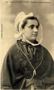 Jeune fille de Plouescat en coiffe traditionnelle