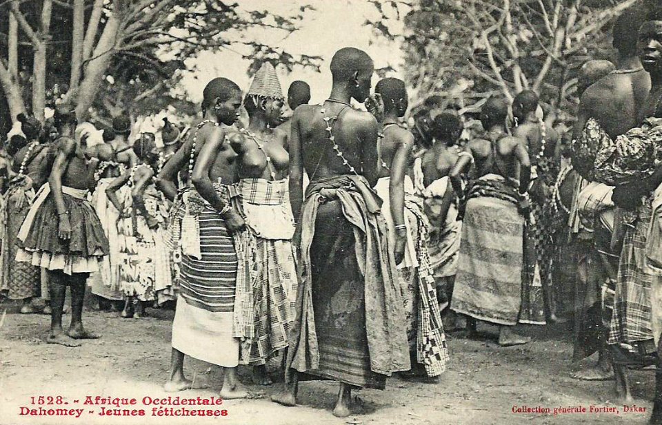 Jeunes féticheuses (Dahomey) (4)