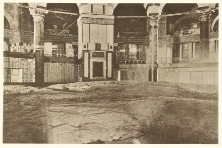 Jerusalem Inneres der Ķubbet eș Șachra (sog. Omar-Moschee) mit dem heiligen Felsen (17 1-2 - 13 1-2 m.). 1910. LCCN2014648715