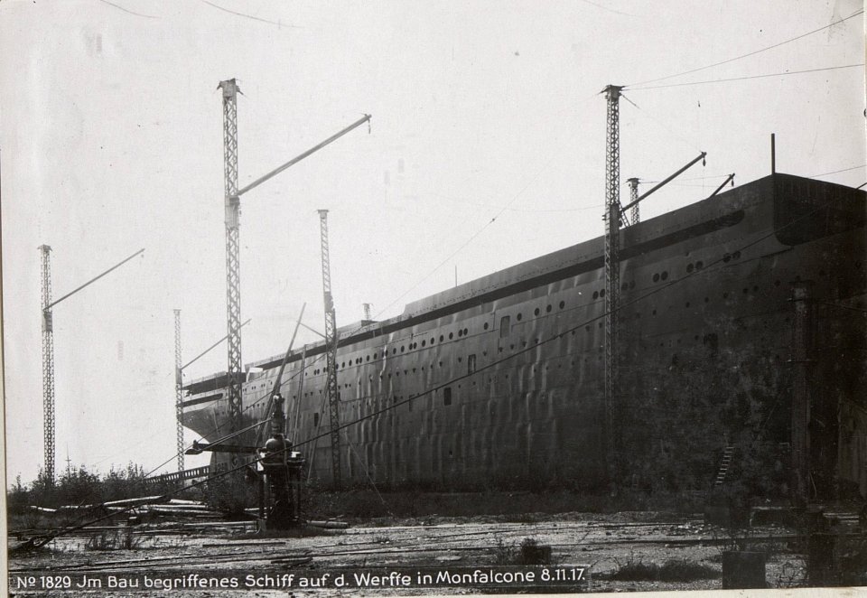 Jm Bau begriffenes Schiff auf d. Werffe in Monfalcone 8.11.17. (BildID 15609230)
