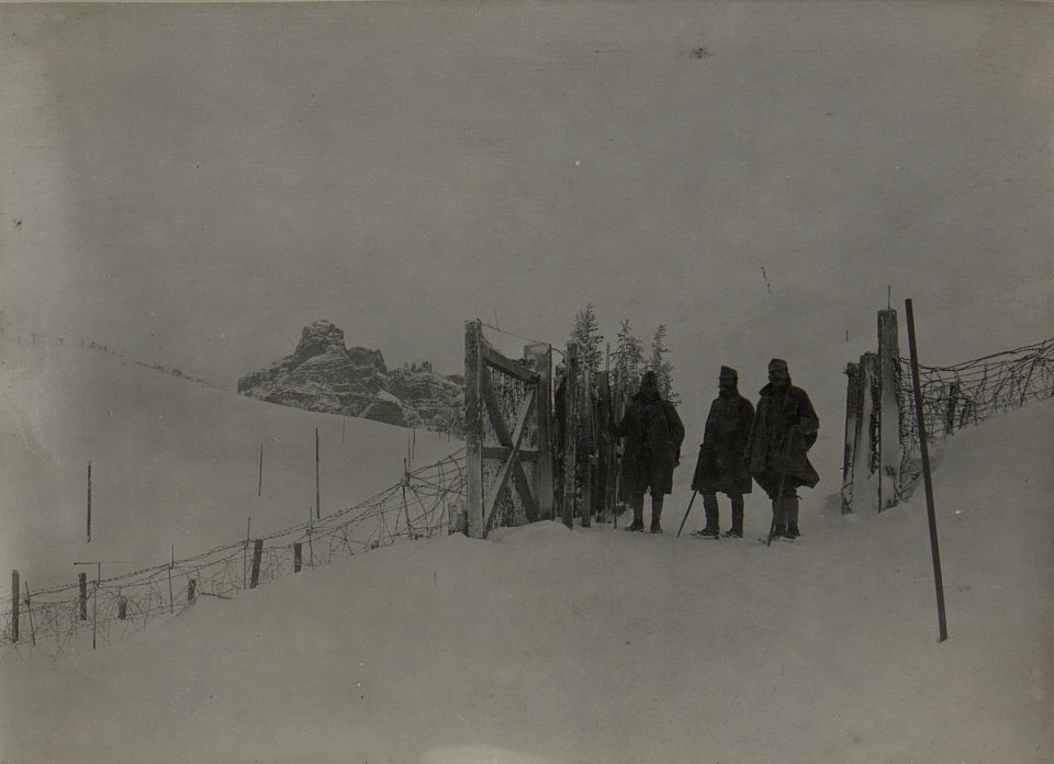 Jncisapass mit Drahtverhaue.Briefordonanzen überqueren den Passdurchlass. (BildID 15459695)
