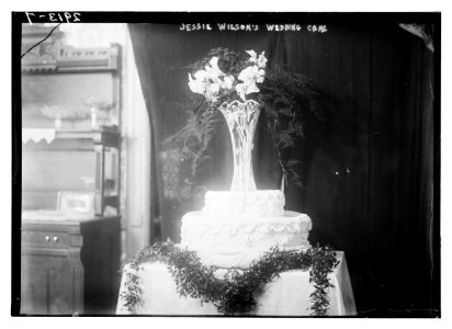 Jessie Wilson's wedding cake LCCN2014694856 photo