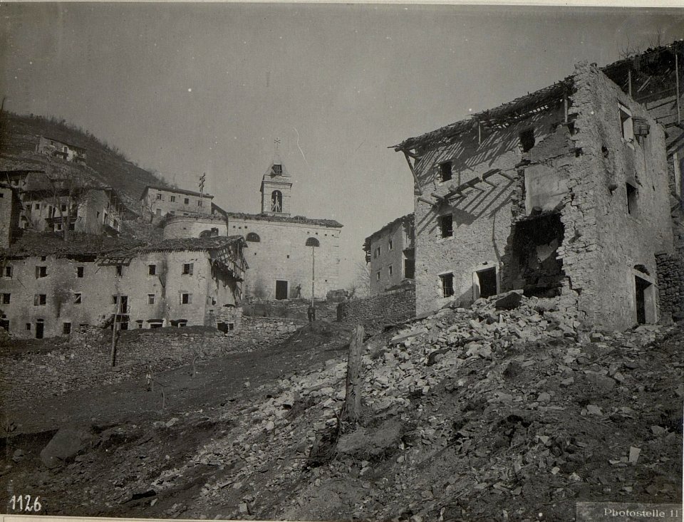 Jncin. Italienischer Volltreffer auf ein Munitionsdepot. I-II.1918. (BildID 15640234)