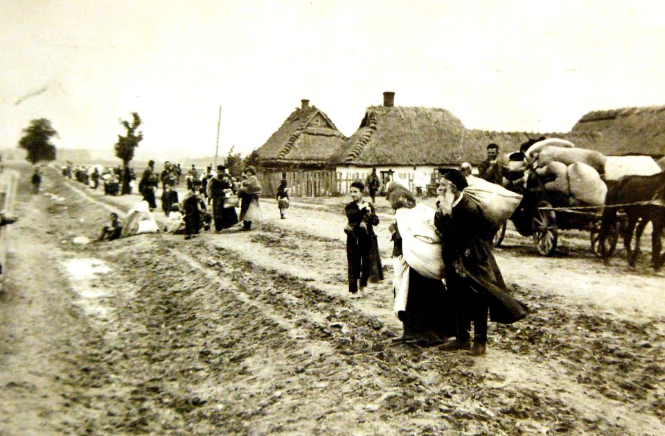 Jewish refugees from Lublin, Poland, on the road to Austrian lines, WWI (29547412103)