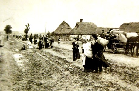 Jewish refugees from Lublin, Poland, on the road to Austrian lines, WWI (29547412103)