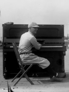Joe Schenck, Vaudeville LCCN2014709423 (cropped)