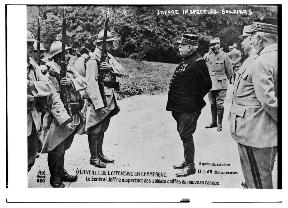 Joffre Inspecting soldiers LCCN2014701343