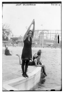 Joan Desboroug (ready for a dive) LCCN2014712647