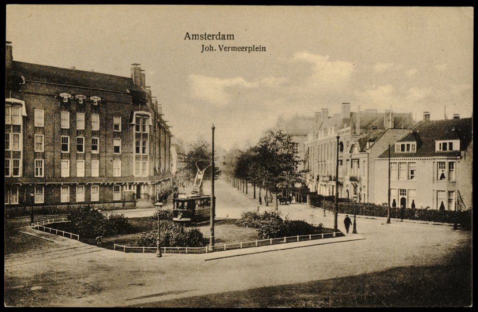 Johannes Vermeerplein met tram lijn 16 en zicht op de Gabriël Metsustraat. Uitgave Weenenk & Snel, Den Haag, Afb PRKBB00487000002
