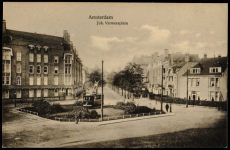 Johannes Vermeerplein met tram lijn 16 en zicht op de Gabriël Metsustraat. Uitgave Weenenk & Snel, Den Haag, Afb PRKBB00487000002