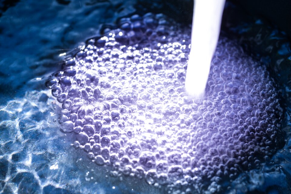 Bubbles stream sink