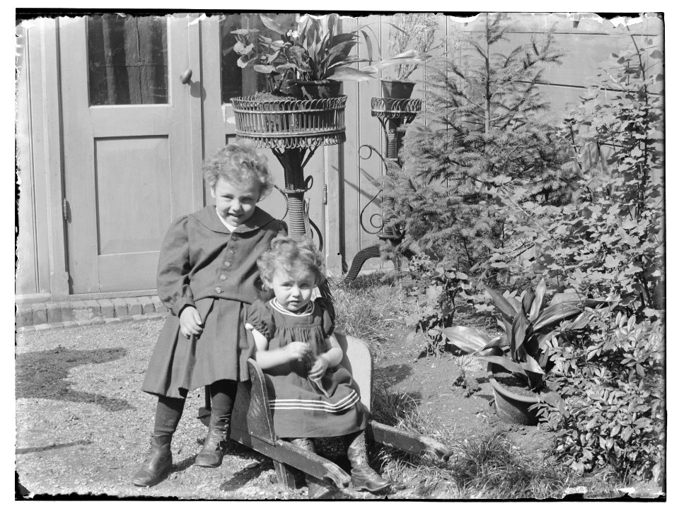 Johannes Cornelis Blössman (1892- ) en Hermina Blössmann (1894- ) (max res)