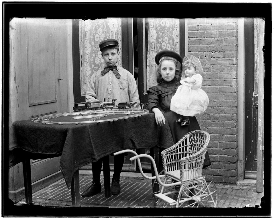 Johannes Cornelis Blössmann (1892- ) en zijn zusje Hermina (kleine Mien) Blössmann (1894- ) foto 1 (max res)
