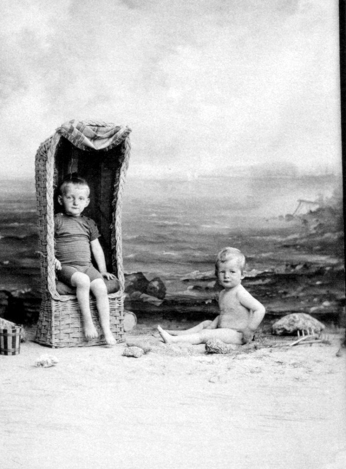 Johannes Meiner 104 Söhne vor Strandkulisse