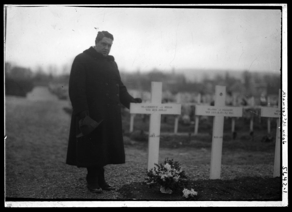 John McCormack (at McKenna grave) LCCN2014713825