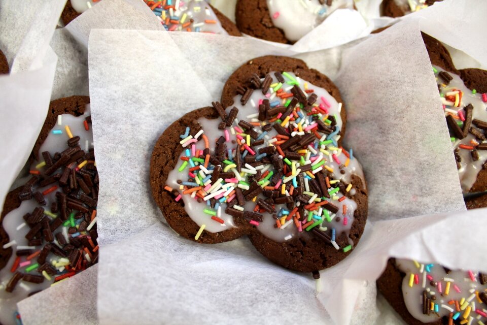 Decorating sweets pastries