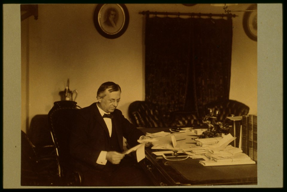 John Wanamaker, three-quarter length portrait, seated at desk, facing right) - Miss Johnston, No. 1332 V Street, Washington, D.C LCCN2001698187